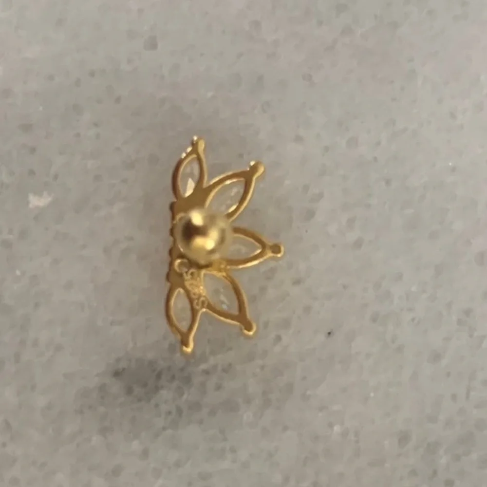 18k Gold Large Crystal Leaf Flower Cartilage Earring - Picture 3 of 3